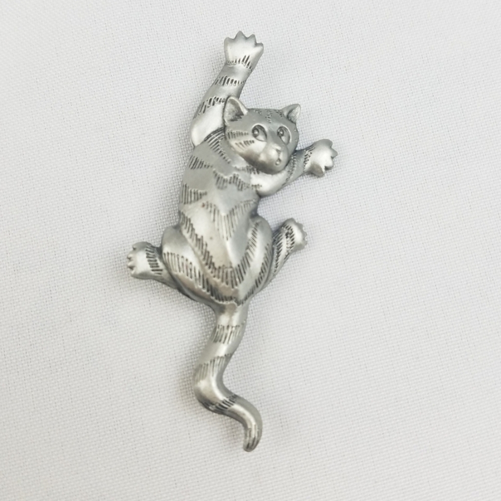 Vintage 1988 JJ Jonette climbing cat brooch pin silver toneā